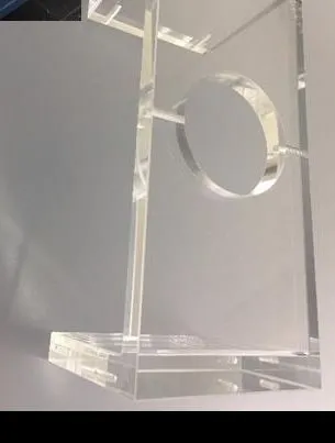 Polierter Acrylblock mit kreisrunder CNC-Bohrung
