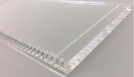 Satinierte Acrylplatte mit polierter Kante