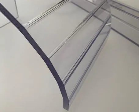 Gekantetes Profil aus klarem Acrylglas