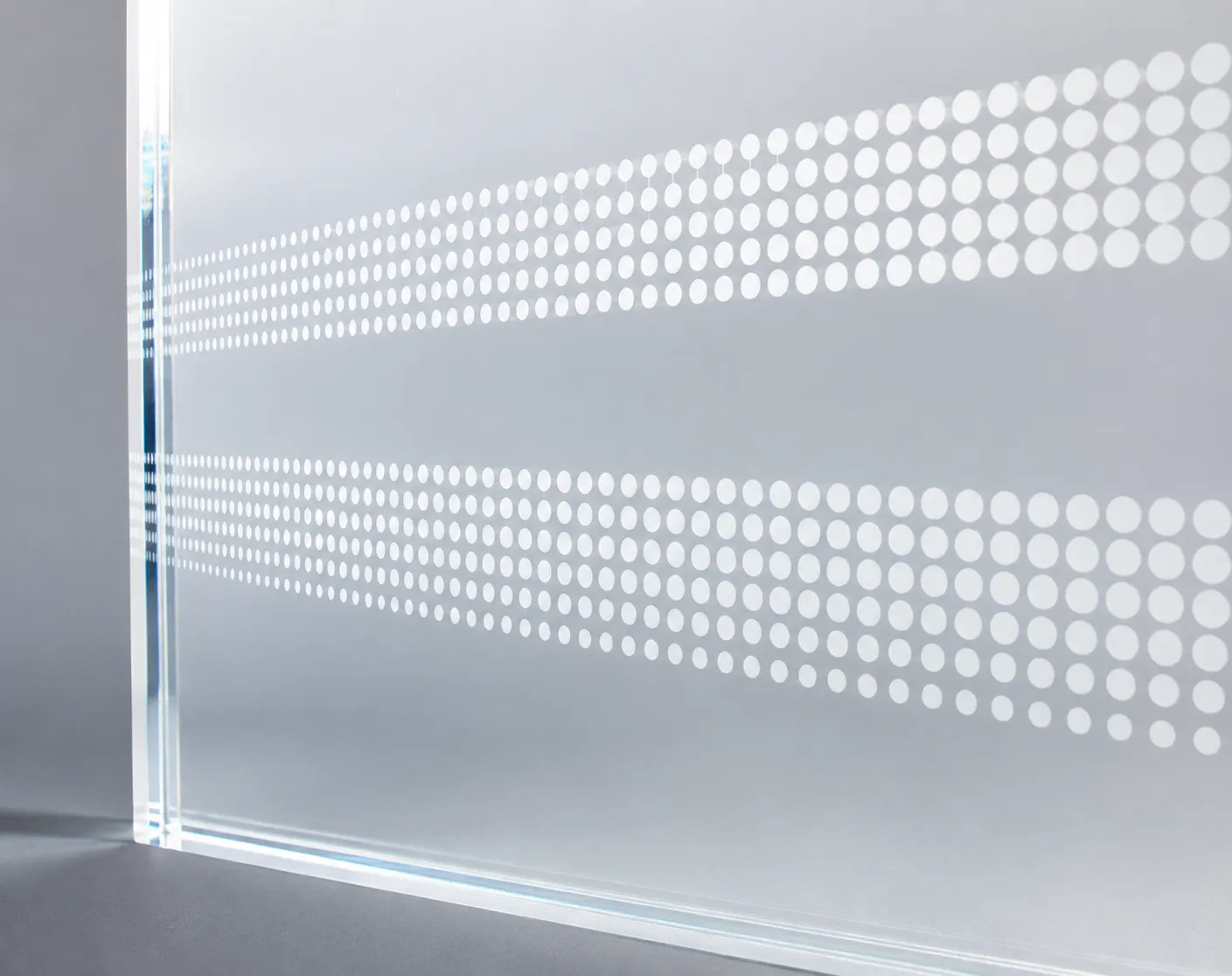Transparente Acrylglas-Scheibe mit weißem Siebdruck-Punktraster